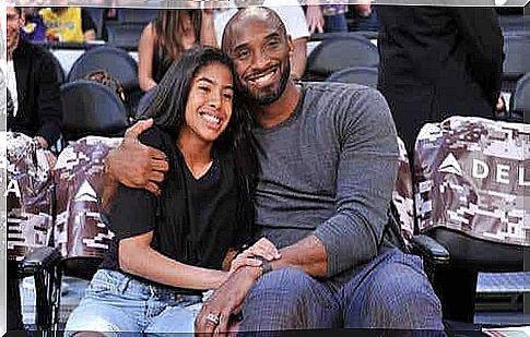 Kobe Bryant hugs his daughter