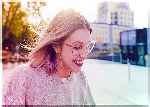 Girl who is happy thanks to the science of happiness