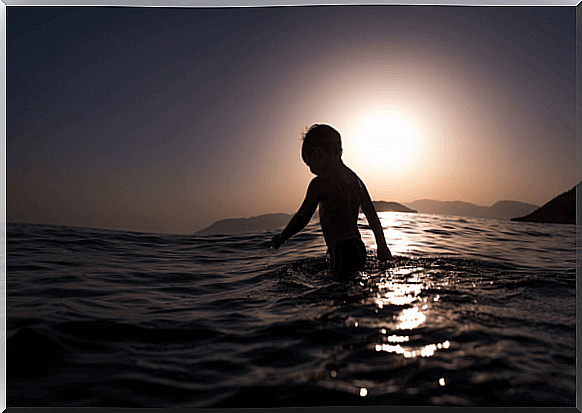 Little boy who walks in the sea and does not suffer from separation anxiety