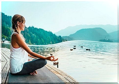 Meditate on a lake thanks to the knowledge from books about meditation