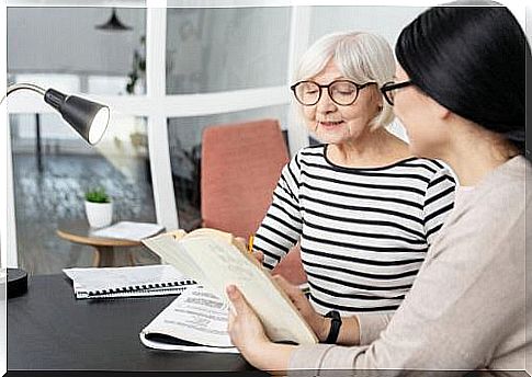 Elderly lady talking to a psychologist